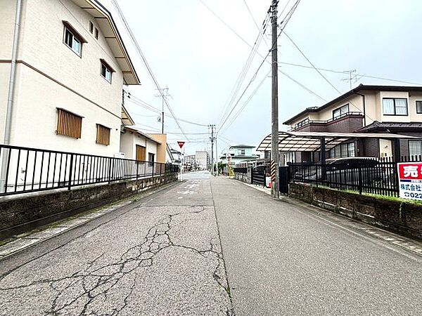 《前面道路》南道路・幅6ｍで車の出し入れもスムーズ♪