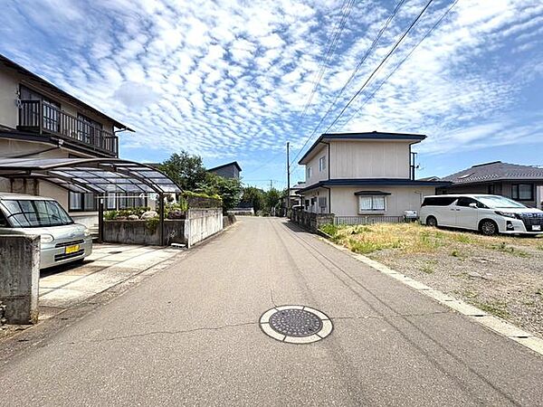 【前面道路】完成な住宅街ながら駅行きバス停徒歩4分！小・中学校どちらも徒歩6分圏内の立地♪