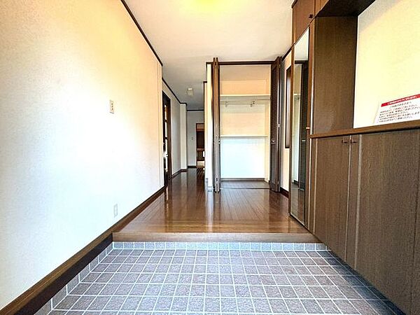《玄関》全身鏡付シューズボックス＋入って正面にも収納有り。
