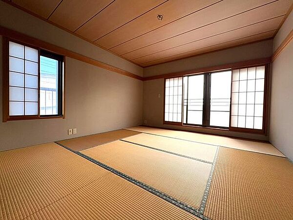 《和室8帖》バルコニーに面した明るい室内。