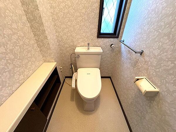 《トイレ》両フロアに設置。身支度に忙しい時間帯も同時に使用できます〇