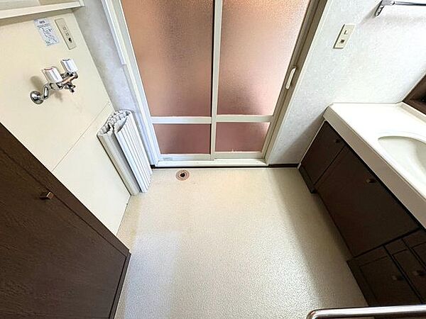 《洗面》タオル類や家族みんなの衣類、お掃除用品をしまえる収納付。