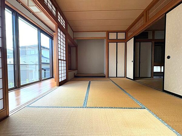 《和室6帖》二間続きの和室。広縁から気持ちの良い陽ざしが差し込みます〇