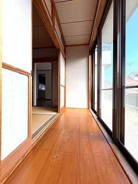 《広縁》庭を眺めながらのんびりしたり、室内干しスペースとしても。