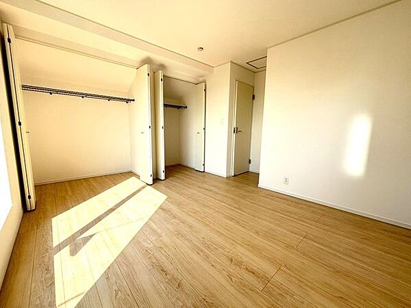 大きなベッドや観葉植物を置いてもゆとりがあります。