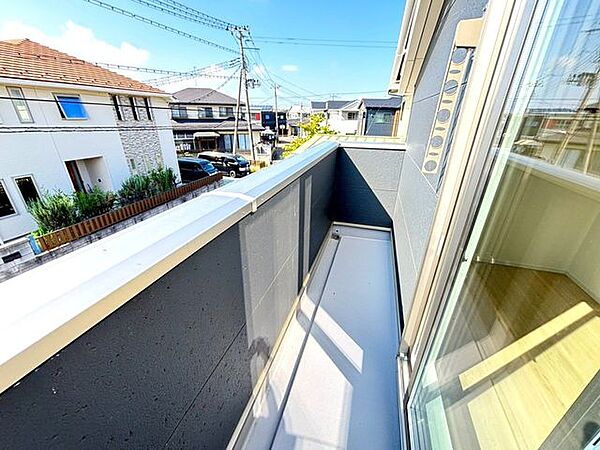 日当たりの良いバルコニーで洗濯物もよく乾きそうです。