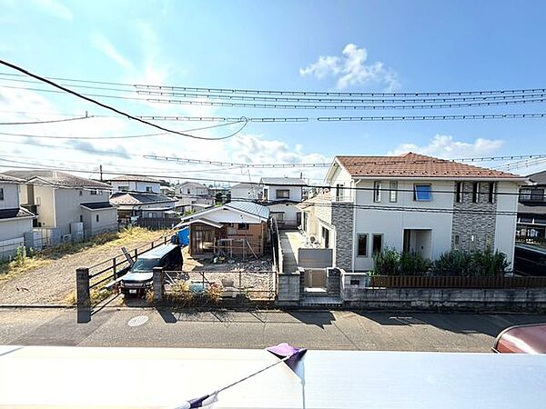 バルコニーからの眺望。風通しが良く洗濯物もよく乾きそうです！