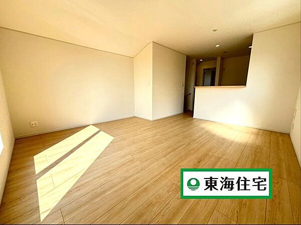 2階リビング！風通しが良く明るい空間。プライバシー面でも安心♪