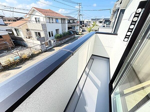 日当たりの良いバルコニーで洗濯物もよく乾きそうです。