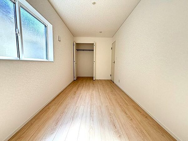 1階納戸6.8帖。居室・収納や趣味部屋・ワークルーム等多目的に使えます♪