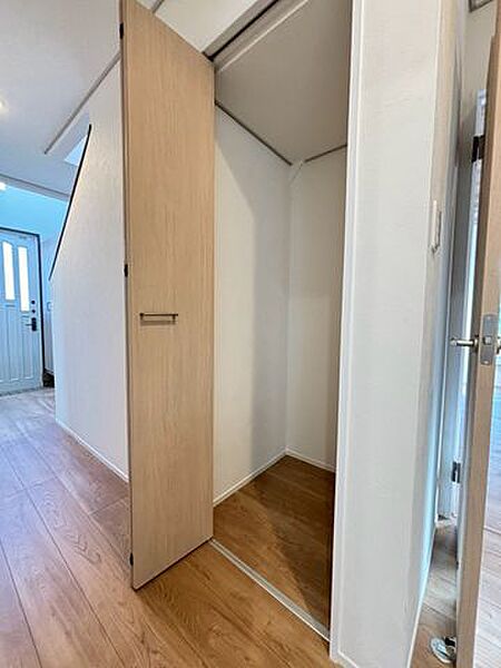 1階廊下収納は、掃除道具や日用品、大きな荷物まで何でも収納できて便利です。