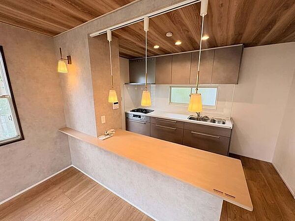 ダイニングテーブルとキッチンの距離も近いので配膳も楽ちんです♪