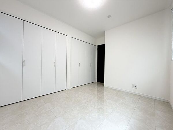 LDK、寝室以外の居室はほとんど使用していないため室内状態良好です。