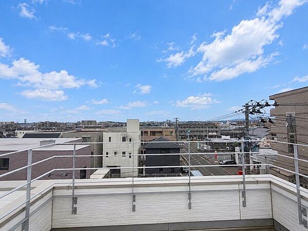 朝の澄んだ空気や、夕方に吹く清々しい風を五感で感じられるバルコニー。