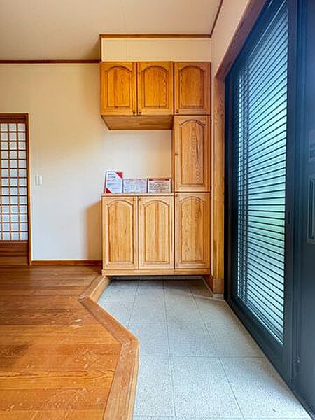 広く開放感のある玄関には大きいサイズの靴箱が設置。ご家族皆様の靴の収納も安心です。