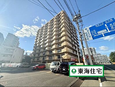 外観：駅から徒歩10分・建物近隣にツルハドラッグ、徒歩10分圏内にスーパーが2カ所あり便利な立地。
