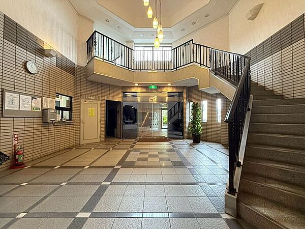開放感あるエントランス。綺麗に管理されています。