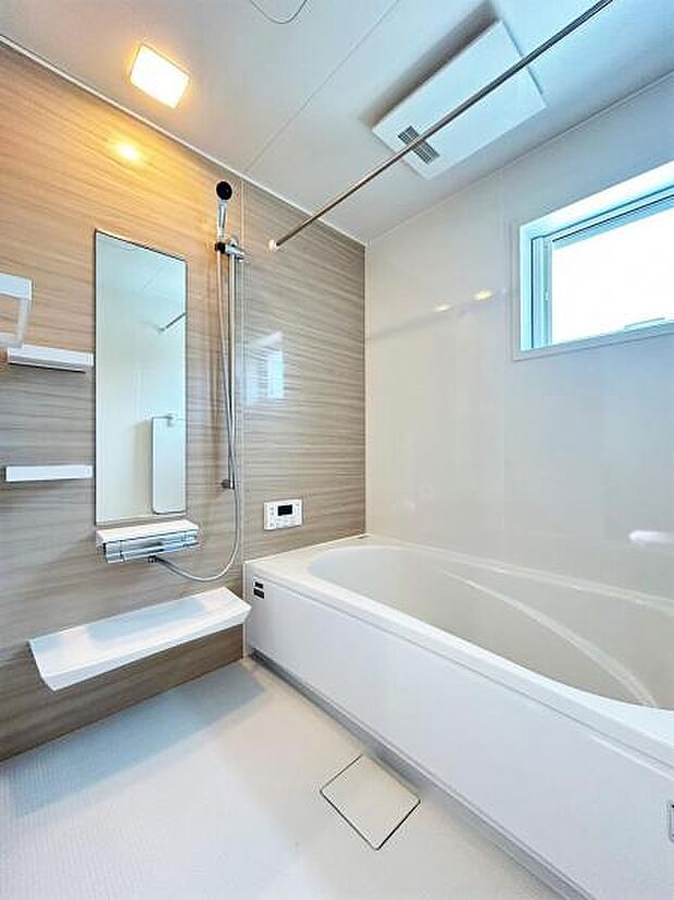 ゆったりとした1坪サイズの浴室は、日々の疲れを癒してくれます♪
