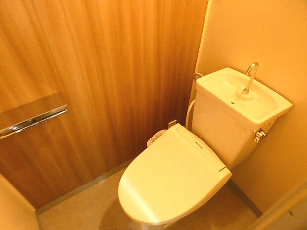 トイレも新品で清潔感があります！　ペーパーホルダーが2つあるのも嬉しい要素ですね♪　
