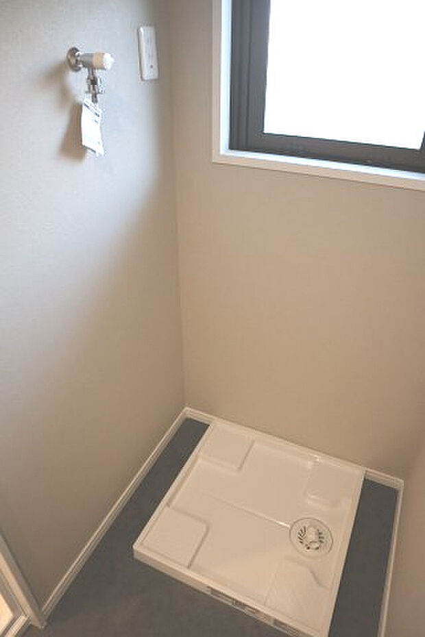 防水パン付き洗濯機置場です　洗面室に窓があるのもありがたいですね
