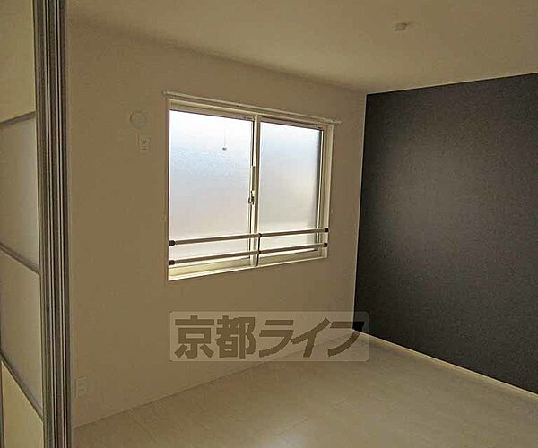 画像8:シックな壁紙のお部屋ですね〜