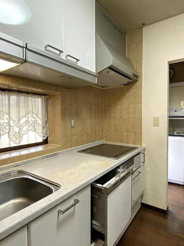 IH・食洗器付。収納力があるシステムキッチンです。反対側にはお揃いの食器棚も設置されています。