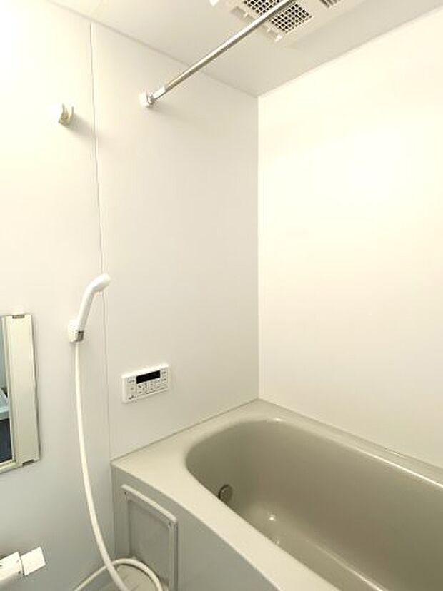 新規交換の浴室です。浴室暖房乾燥機能付。