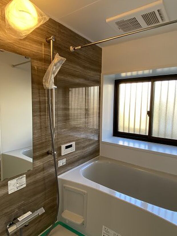 窓付の浴室は新規交換済。浴室暖房乾燥機能付です。寒い日も洗い場を温めてから入浴出来ます。