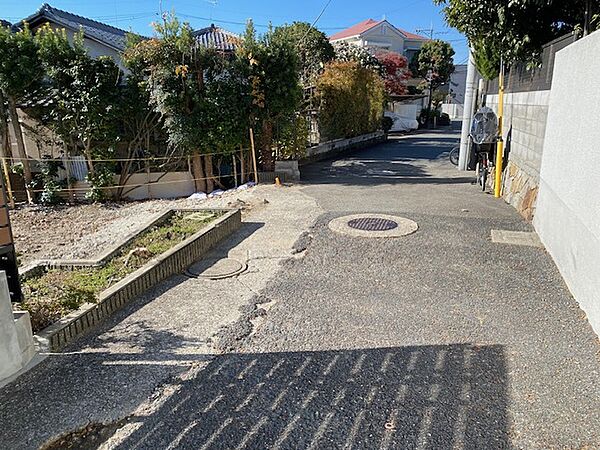 前面道路（左が物件）
