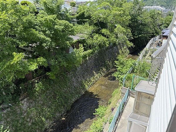 2F洋室8.6帖から見た石澄川