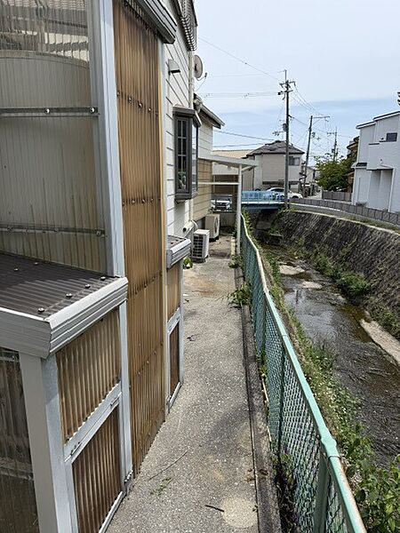建物西側