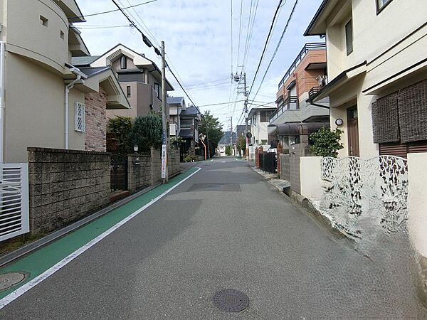 前面道路（左が物件）