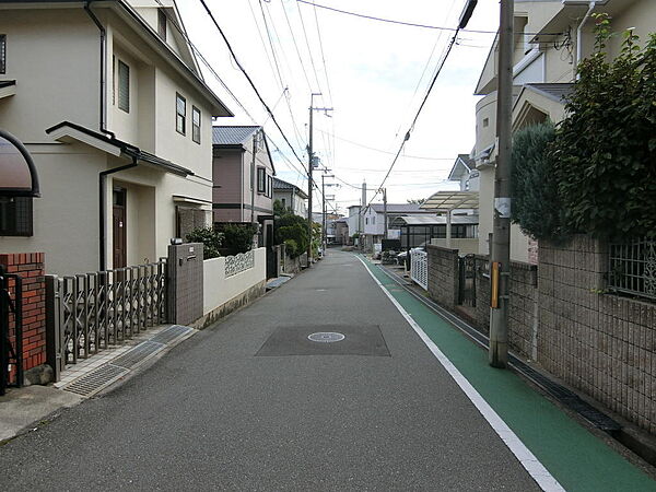前面道路（右が物件）