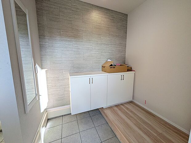 自然光の入る明るい雰囲気の玄関