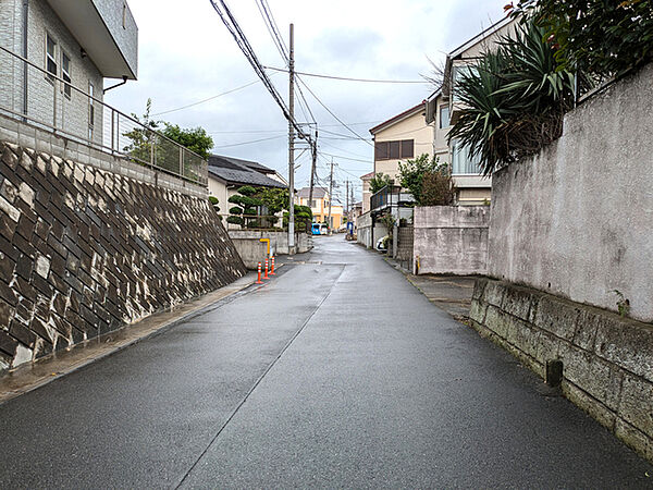小・中学校徒歩10分圏内、周辺交通量少なめなため小さなお子様のいるご家庭にも安心