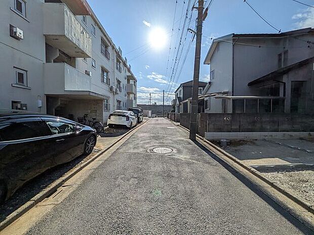 第一種低層住居専用地域内の閑静な住宅地に立地