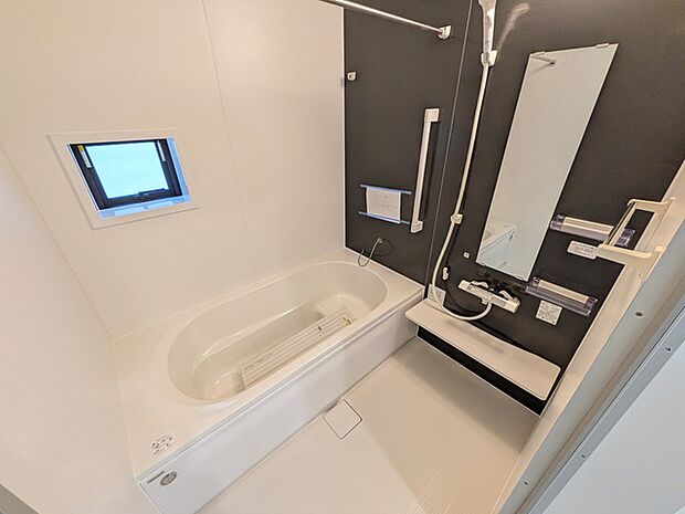 自然換気可能な窓のある浴室