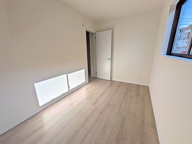 南側からの光が入る・約5帖洋室