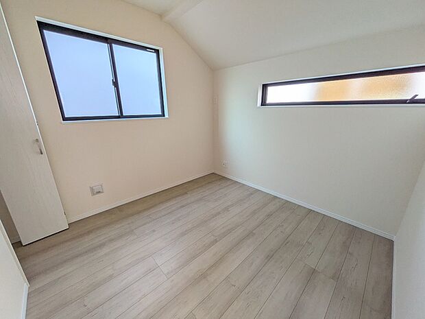 約4.5帖洋室。2面採光で通風も良好です