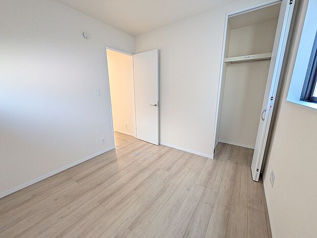 丈の長い衣類も収まるクローゼット