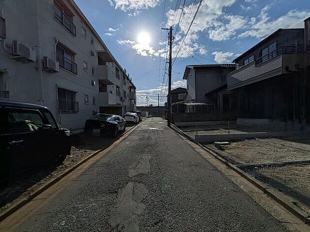 第一種低層住居専用地域内の閑静な住宅地に立地　　
