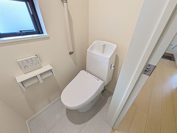 お手入れがラクなパネル式ウォシュレットタイプ