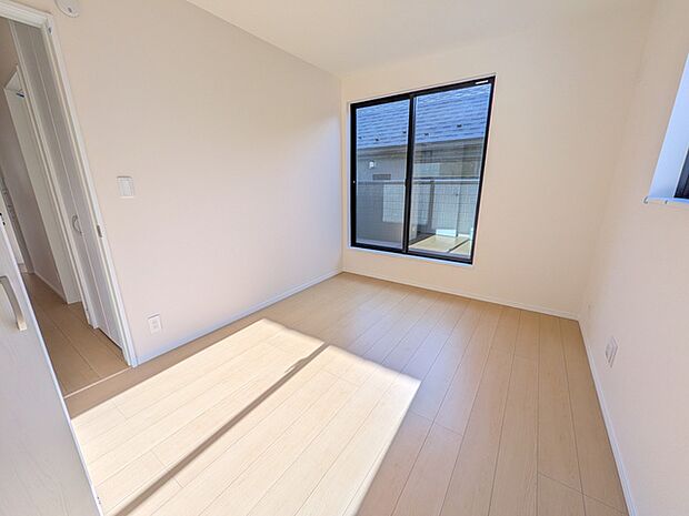 約5.62帖洋室。バルコニーに出られます