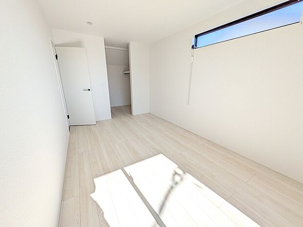 約7.5帖洋室・ウォークインクローゼットがございます