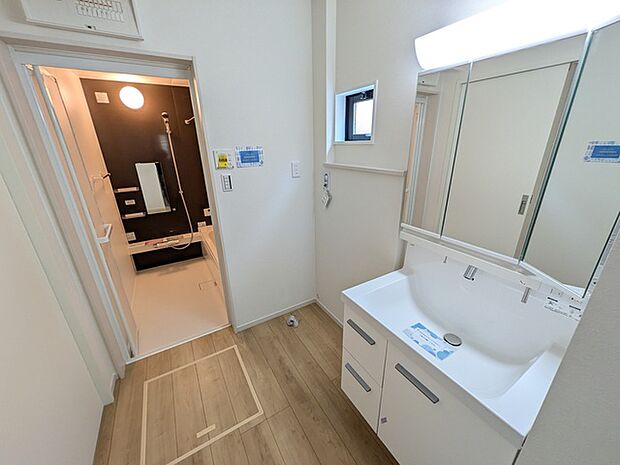 脱衣所も広めです。奥には室内物干しにも使えるフリースペースがございます