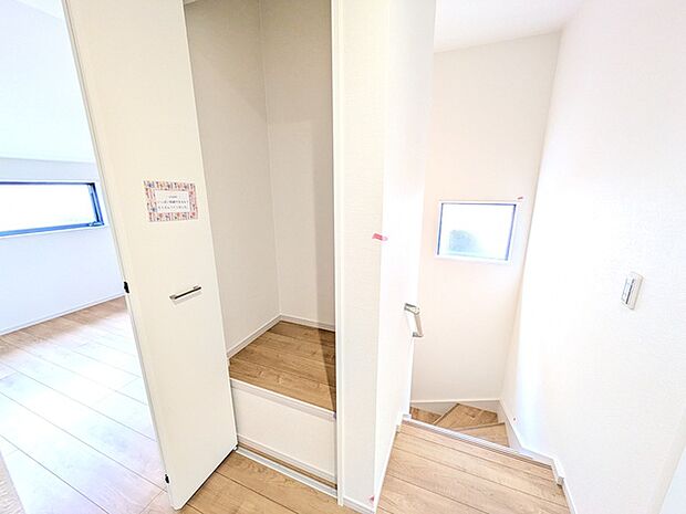 掃除道具やストッカーとしても使える、廊下部分収納