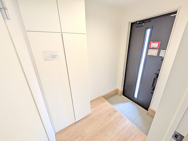 室内が見えにくい工夫がされた玄関。自然光も入り、明るいです