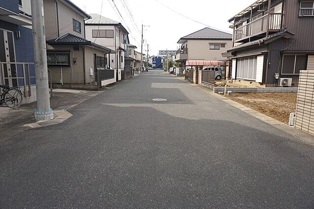 第一種低層専用地域につき閑静な住宅街に立地しています