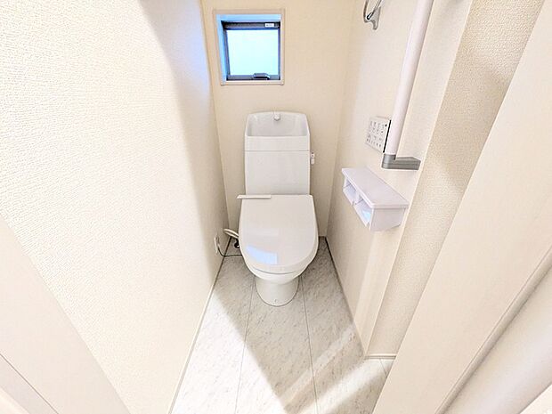 パネル式温水洗浄便座でお手入れラクラク