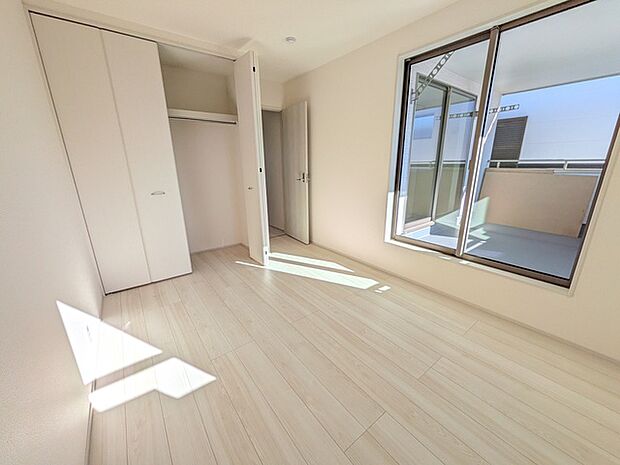 バルコニーへは2室から出入が可能です